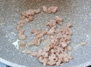 炒至肉沫变色。