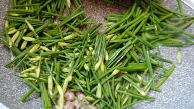 加入韭菜花翻炒几分钟，加入少许盐调味即可。