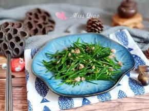 韭菜花炒肉沫。