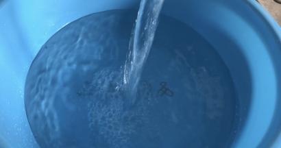 备一大盆装入半盆冷水