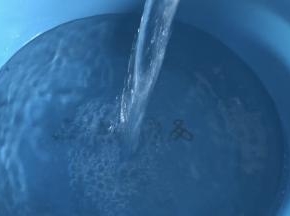 备一大盆装入半盆冷水