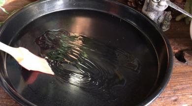 取一不粘盘，刷一层薄薄的油