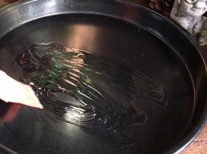 取一不粘盘，刷一层薄薄的油