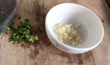 备好蒜末和葱花，装入小碗中