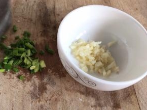 备好蒜末和葱花，装入小碗中