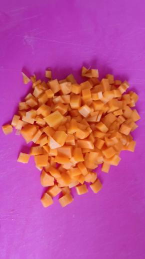 胡萝卜去皮洗净，切小块。