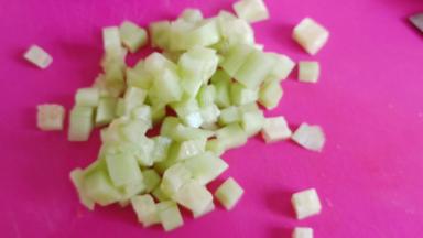 黄瓜去皮切小块。