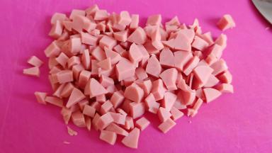 火腿肠切小块。