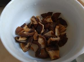 香菇提前用温水泡发，切小块。