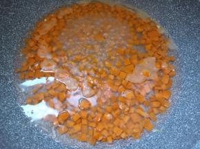 锅内放适量水，将胡萝卜煮软。