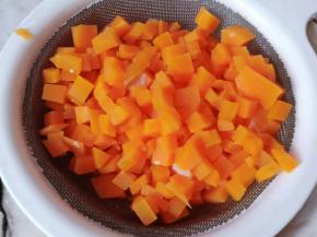 沥干水份备用。