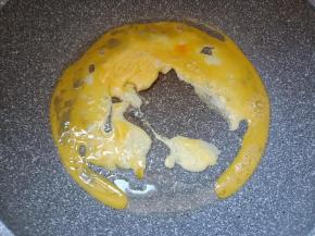 锅内放少许油，烧热，放入鸡蛋翻炒。