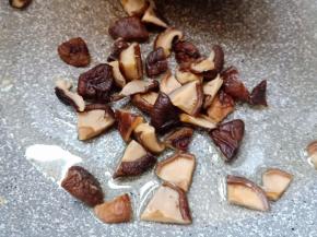 锅内重新放少许油，放入香菇翻炒2分钟。