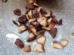 锅内重新放少许油，放入香菇翻炒2分钟。