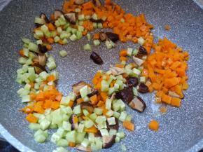 加入黄瓜、胡萝卜继续翻炒2分钟。