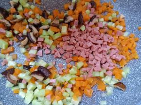 加入火腿肠翻炒均匀。盛出备用。