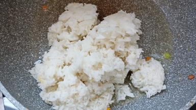 锅内倒入两碗米饭。