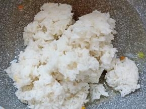 锅内倒入两碗米饭。