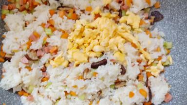 再加入鸡蛋翻炒均匀。