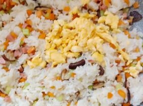 再加入鸡蛋翻炒均匀。