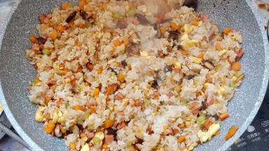 加少许酱油、盐调味即可。