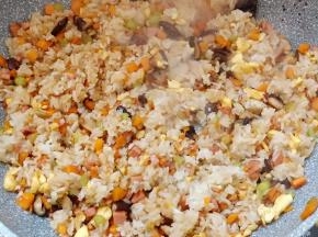 加少许酱油、盐调味即可。