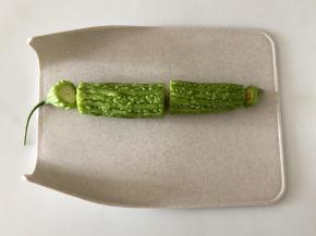 苦瓜切去两头，切成两段；