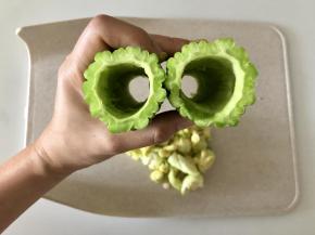 把苦瓜中间挖空；