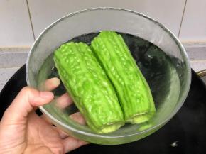 把焯好的苦瓜捞起过一下凉水，然后沥水备用；
