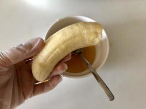 香蕉去皮，抹上蜂蜜；