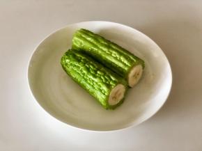 把香蕉穿进苦瓜中，多余的部分切掉；