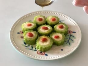 摆盘，面上放上泡好的枸杞，再淋上蜂蜜，完成！