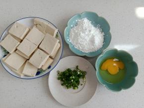 准备好材料，豆腐切片