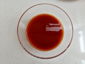 将番茄酱，生抽，老抽，糖，盐，淀粉混合加清水调成酱料