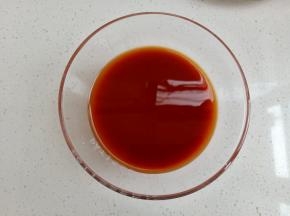 将番茄酱，生抽，老抽，糖，盐，淀粉混合加清水调成酱料
