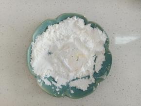 豆腐在淀粉中滚一下