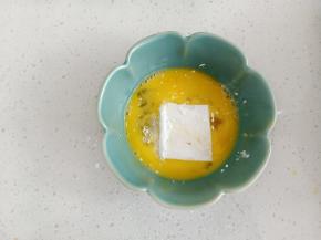 再放入打散的鸡蛋液中蘸一下