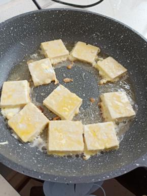 平底锅热油，将豆腐摆入平底锅小火慢煎