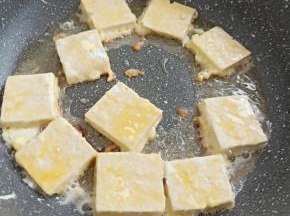 平底锅热油，将豆腐摆入平底锅小火慢煎
