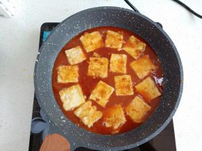 倒入调好的酱汁