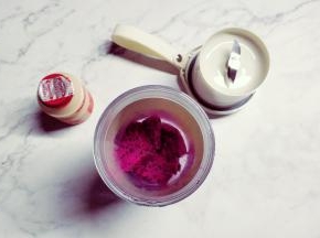 火龙果切块放入榨汁机里