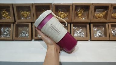 随身携带，充电一次可榨十次，各种水果自行搭配