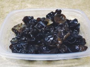 将木耳浸泡至软