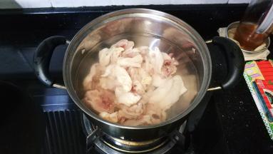 鸡斩件，加料酒、姜丝焯水