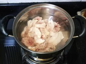 鸡斩件，加料酒、姜丝焯水