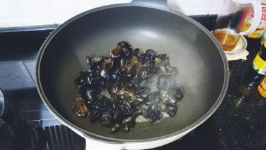锅里热油放入木耳，用少许盐调味