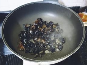 锅里热油放入木耳，用少许盐调味