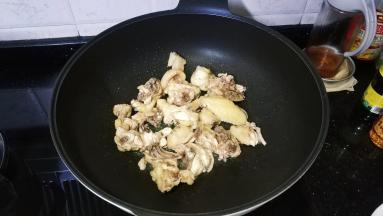 锅里热油放入鸡块