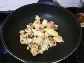 锅里热油放入鸡块