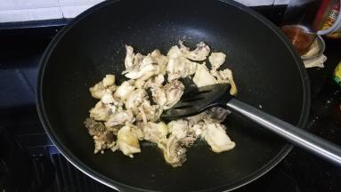 慢慢炒至鸡皮焦黄